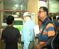 এটিএম প্রতারণা নিয়ে লাফিয়ে বাড়ছে অভিযোগের সংখ্যা, পাস বুক আপডেটের জন্য ব্যাঙ্কে ব্যাঙ্কে লম্বা লাইন