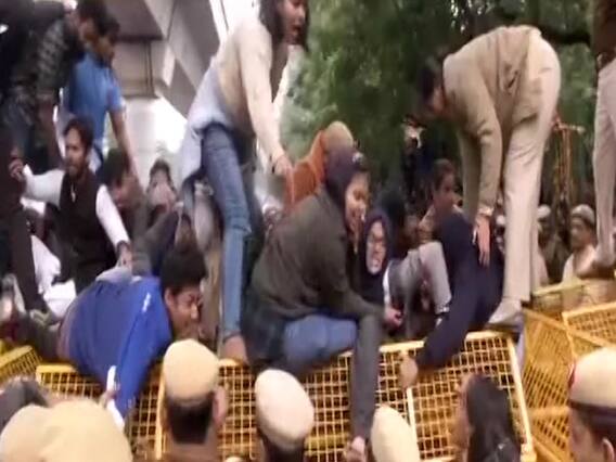 CAB के विरोध में सड़क पर उतरे Jamia के छात्र, पुलिस के साथ हिंसक झड़प | News@7