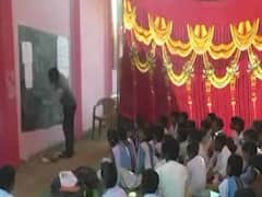 MP: तंबू में चल रहा डिंडौरी जिले का हायर सेकेंडरी स्कूल, सरकार के आदिवासी कल्याण के दावों का सच देखिए