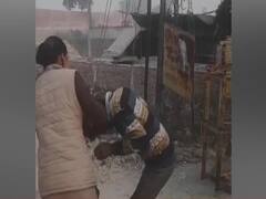 कानपुर: मनचले को लेडी कॉन्स्टेबल ने सरेआम पीटा, छात्राओं से करता था छेड़छाड़