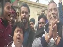 हथकड़ी पहन CAA के खिलाफ सड़क पर उतरे Pappu Yadav, लगाए 'आजादी-आजादी' के नारे