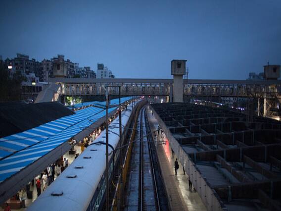 कोहरे की वजह से दिल्ली आने-जाने वाली 25 ट्रेनें लेट