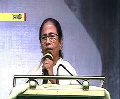 '১৮ বছরে ভোট দিতে পারবে কিন্তু আন্দোলনে অংশগ্রহণ করতে পারবে না!' নৈহাটির সভা থেকে কটাক্ষ মমতার