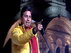 Kumar Vishwas hits at Pakistan in Kavi Sammelan 