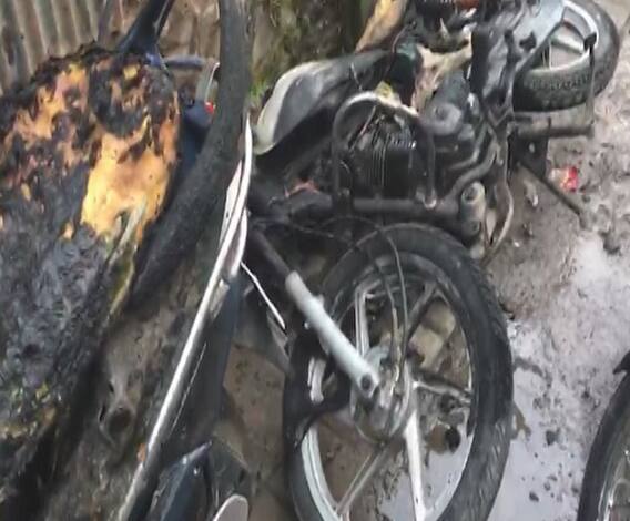 Pune | पुण्यात पुन्हा एकदा जळीतकांड, अज्ञात व्यक्तीने 9 दुचाकी जाळल्या | ABP Majha