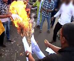 Kolhapur I कोल्हापुरात राहुल गांधींचा प्रतिकात्मक पुतळा जाळताना विद्यार्थ्याचा पाय भाजला I एबीपी माझा