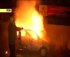 সংশোধিত নাগরিকত্ব আইনের প্রতিবাদে শুক্রবারও উত্তপ্ত দেশের রাজধানী, পুলিশকে লক্ষ্য করে ইটবৃষ্টি, পাল্টা লাঠিচার্জ, জলকামান