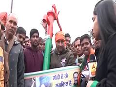 हैंडपम्प लेकर रामलीला मैदान पहुंचे बीजेपी समर्थक
