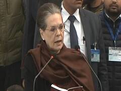 CAA के विरोध में Congress का 'सत्याग्रह', राजघाट पर Sonia, Rahul और Manmohan ने पढ़ी संविधान की प्रस्तावना