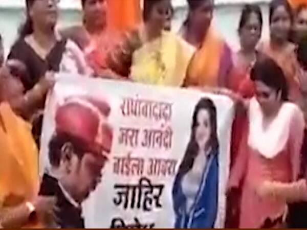 Shiv Sena women protest Amruta Fadnavis' tweets on CM