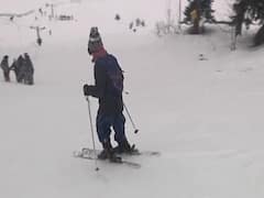 बर्फ की सफेद चादर में ढक गया Gulmarg, स्कीइंग करने पहुंचे लोग