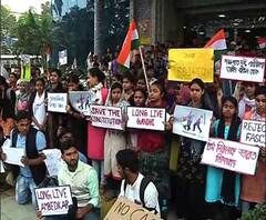 Reporter Stories: নাগরিকত্ব সংশোধনী আইনের প্রতিবাদে রাস্তায় আলিয়া বিশ্ববিদ্যালয়ের ছাত্র-ছাত্রী, অধ্যাপকরা