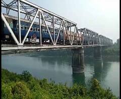 আলিপুরদুয়ারে কামরূপ এক্সপ্রেসের ইঞ্জিন বিকল হয়ে দুর্ভোগ, ব্রিজের ওপর দীর্ঘক্ষণ আটকে ট্রেন