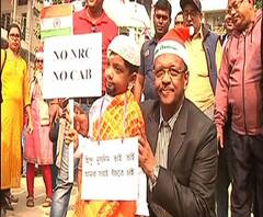 বড়দিনের সকালে চেতলা অগ্রণীর মাঠে শিশুদের জন্য যেমন খুশি সাজো অনুষ্ঠান , উপস্থিত মেয়রও