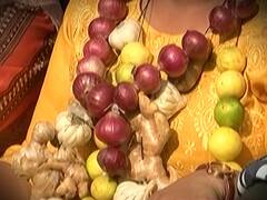 प्याज का 'शतक', कई शहरों में दाम 100 रुपये के पार