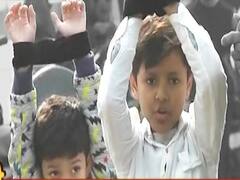 दिल्ली में विरोध के नाम पर बच्चों को पहना दी हथकड़ी ! देखिए नागरिकता के नाम पर राजनीति की सबसे बचकानी हरकत