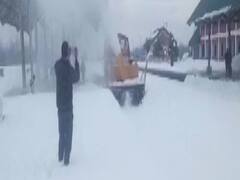 कश्मीर में बर्फ से ढके रेलवे ट्रैक, सड़कों पर भी कोहरे की वजह से यातायात प्रभावित