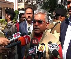লখনউতে প্রিয়ঙ্কা গাঁধীকে পুলিশের ধাক্কা দেওয়ার অভিযোগ, খবরের শিরোনামে আসার জন্যই বলছেন, মন্তব্য দিলীপ ঘোষের