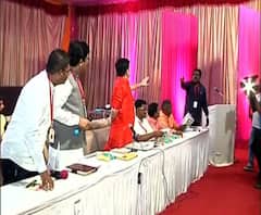 Kolhapur | कोल्हापुरात चित्रपट महामंडळाच्या सभेत तुफान राडा, पदाधिकाऱ्यांच्या प्रतिक्रिया | ABP MAJHA