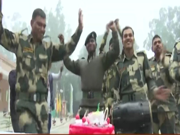 LoC पर 'भारत माता की जय' के साथ जवानों ने मनाया नए साल का जश्न