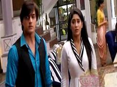 Yeh Rishta Kya Kehlata Hai : Vedika signs divorce papers, leaves house