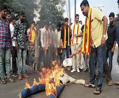 Belgaum Border Dispute | बेळगावात मुख्यमंत्री उद्धव ठाकरेंच्या प्रतिकात्मक पुतळ्याचे दहन | ABP Majha