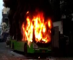 CAB ला विरोध करत जामिया शाळेजवळ विद्यार्थ्यांनी बस पेटवली | New Delhi | ABP Majha