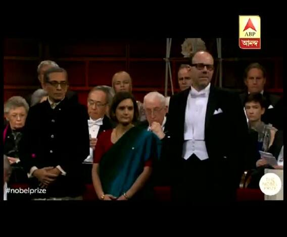 সুইডেনের স্টকহোমের কনসার্ট হলে নোবেল প্রদান, কালো গলা-বন্ধের সঙ্গে ধুতি-পাঞ্জাবির বাঙালি সাজে অভিজিৎ, শাড়ি পরে নোবেলের মঞ্চে এস্থার