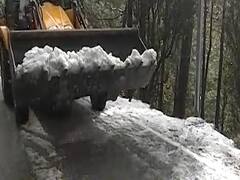 उत्तराखंड में भारी बर्फबारी से मुसीबत