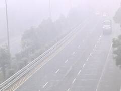 Noida-Greater Noida Expressway पर कोहरे की मार, सामने देखना हुआ मुश्किल