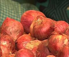 সেঞ্চুরি হাঁকিয়ে এবার দেড়শোর পথে পেঁয়াজের দাম