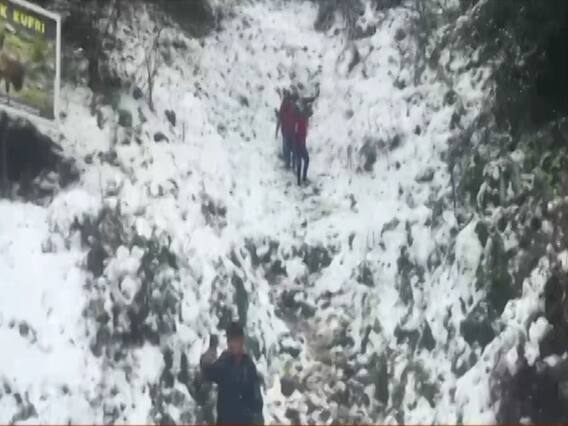 बर्फ की सफेद चादर मे लिपटा हुआ है हिमाचल प्रदेश