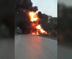 Burning Truk | मुंबई-पुणे महामार्गावर चालत्या ट्रकला आग, पुलावरून ट्रक कोसळला खाली | ABP Majha