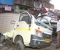 Mumbai | मुंबईतील पादचारी पुलाचा सांगाडा कोसळला; दोन जण गंभीर जखमी | ABP Majha