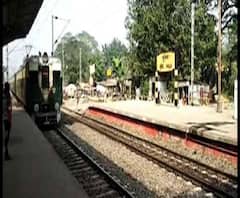 Reporter Stories: স্টপেজ থাকলেও ফুলিয়ায় থামল না ট্রেন, চালককে ঘিরে ক্ষোভ যাত্রীদের 