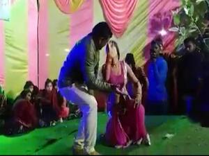 Video of BJP leader's dance with woman dancer goes viral | Sansani (02.01.2019)