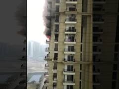 Noida के सेक्टर 75 में Apex Athena के एक फ्लैट में लगी भीषण आग