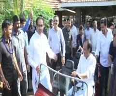 EXCLUSIVE | जेव्हा अजित पवार मुख्यमंत्र्याना घेऊन स्वत: कार चालवतात... | ABP Majha