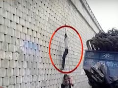 Bihar: People turn 'Spiderman', risk life to buy goods