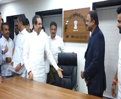 CM Thackeray's Viral Video | जेव्हा मुख्यमंत्री तहसीलदारांना खुर्चीवर बसवतात | सांगली | ABP Majha