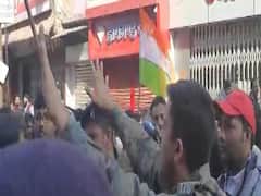 Giridih CAA Protest: गुस्साई भीड़ को एसपी ने राष्ट्रगान गाकर किया नियंत्रित, देखें वीडियो 