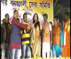 বিজেপি নেত্রী অগ্নিমিত্রা পলকে দলের ত্রিশূল উপহার, 'অশান্তিতে প্ররোচনা দিচ্ছে বিজেপি', কটাক্ষ তৃণমূলের