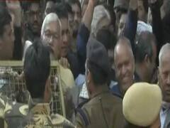 CAA Protest की वजह से बंद सड़क को खोलने के लिए लोगों ने किया प्रदर्शन, पदयात्रा निकाली । Delhi