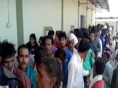 MP में यूरिया के लिए स्कूल छोड़ लाइन में लगे बच्चे, आखिर क्या हुआ सरकारी वादा? | Ghanti Bajao