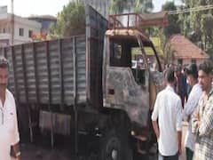 CAA विरोध के दौरान मेंगलुरु में प्रदर्शनकारियों ने एक ट्रक में लगाई आग