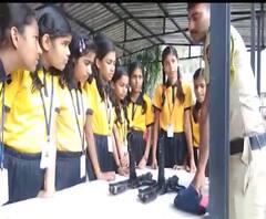 Pandharpur | शाळकरी मुलांसाठी पोलिस शस्त्रांचं प्रदर्शन; पोलिस विश्व समजावण्यासाठी उपक्रम | ABP Majha 