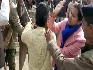 Controversy erupts after Collector slaps protesters | Master Stroke Full