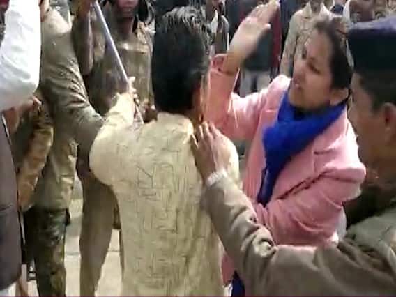 Controversy erupts after Collector slaps protesters | Master Stroke Full