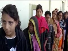 Khargone में यूरिया की भारी किल्लत, यूरिया के लिए स्कूल छोड़ कतार में खड़े हैं बच्चे