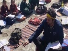 Sunil Grover shares picture with students studying